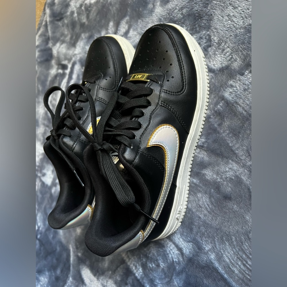NIKE AIR FORCE 1s